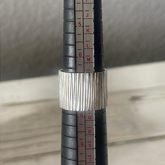 Beautiful Anna Beck Textured Sterling Silver Ring. - Picture 4 of 4